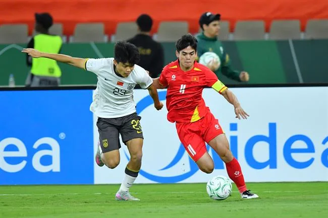 Hình ảnh bàn Sic Bo với ba viên xúc xắc và các khu vực đặt cược, hướng dẫn luật chơi tại f168 link mới nhất